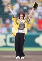 　ファーストピッチセレモニーを務め笑顔を見せる山本彩（撮影・立川洋一郎）