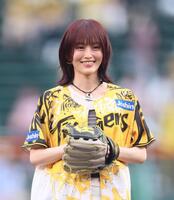 　ファーストピッチセレモニーを務める山本彩（撮影・立川洋一郎）