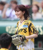 　ファーストピッチセレモニーに向かう山本彩（撮影・立川洋一郎）