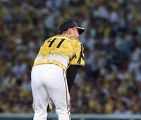 　２回、ランバートに先制となる内野安打を浴び、膝に手をやる村上（撮影・北村雅宏）