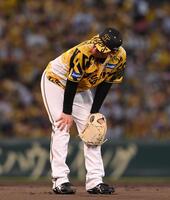 　２回、ランバートに先制打を許し、膝に手をつく村上（撮影・西田忠信）