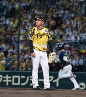 　２回、内山に満塁本塁打を浴びた村上（撮影・北村雅宏）