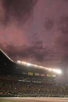 　２回、試合中断する甲子園（撮影・西田忠信）