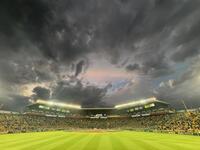 　雨雲が垂れ込める甲子園