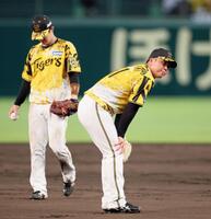 　２回、ランバートの適時内野安打で先制点を許し肩を落とす村上。左は中野（撮影・立川洋一郎）