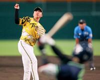 　２回、内山に満塁本塁打を浴びる村上（撮影・立川洋一郎）