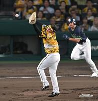 　２回、村上はランバートの打球に飛びつくも捕れず、先制を許す（撮影・飯室逸平）