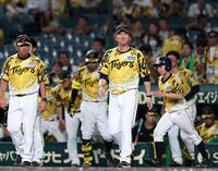 　連勝がストップしたものの、笑みを見せながらあいさつに向かう藤川監督（中央）＝撮影・北村雅宏