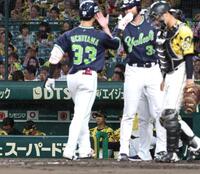 　２回、内山（３３）に満塁本塁打を浴び、グラウンドに視線を送る藤川監督（中央）＝撮影・北村雅宏