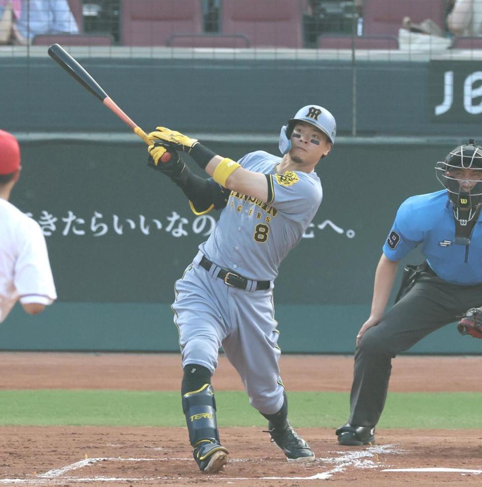 　２回、先制となるソロを放つ佐藤輝（撮影・北村雅宏）