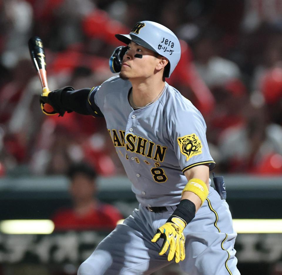 　７回、適時二塁打を放つ佐藤輝（撮影・田中太一）