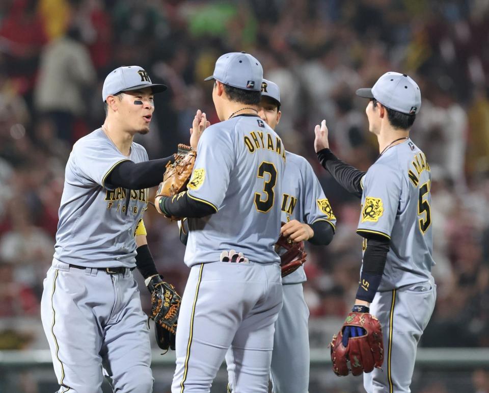 　広島に３連勝し、タッチを交わす佐藤輝（撮影・市尻達拡）