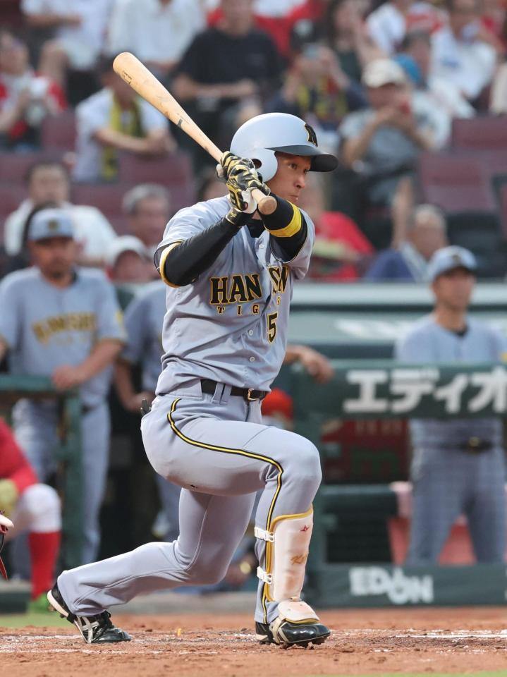 　５回、一塁内野安打を放つ近本（撮影・市尻達拡）