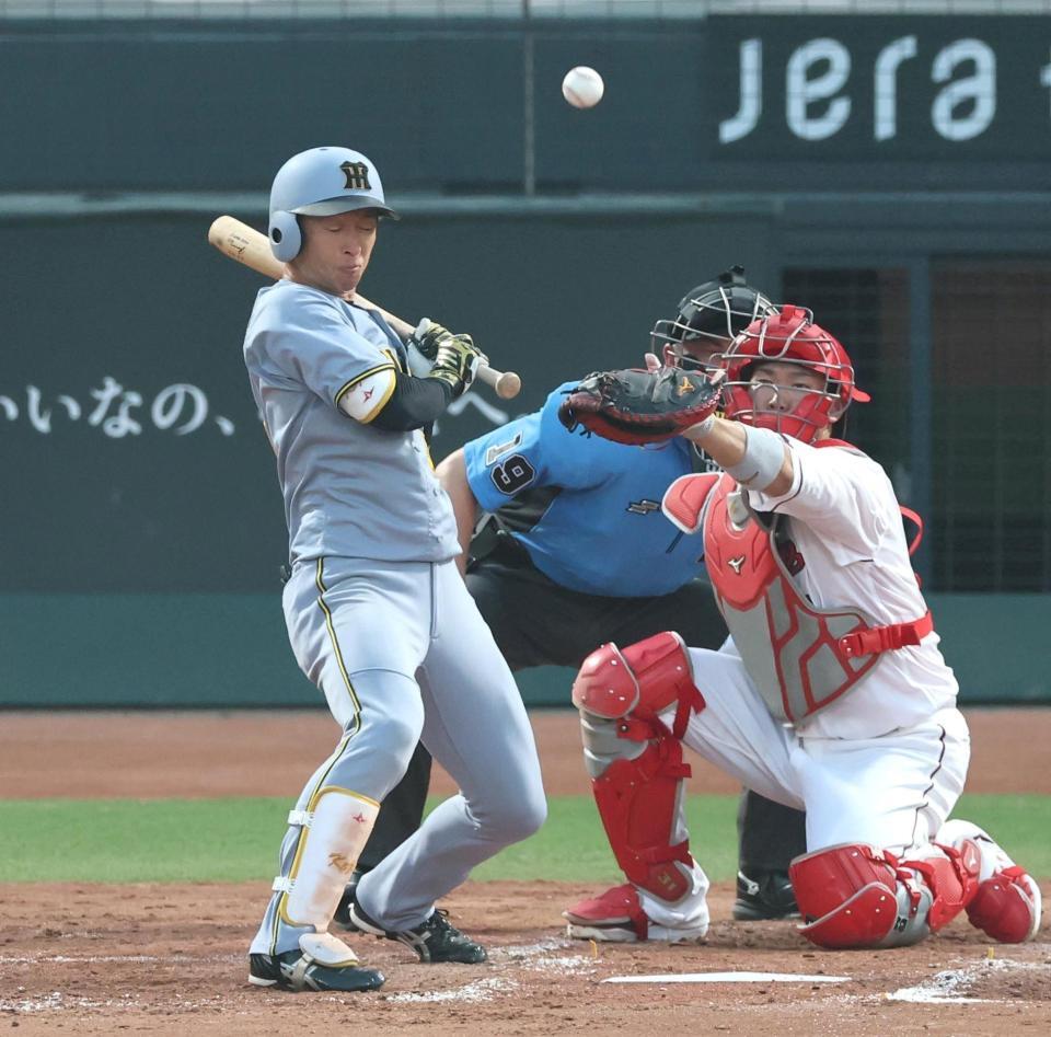 　５回、グリップエンドに当たり、ファウルとなる近本（撮影・北村雅宏）