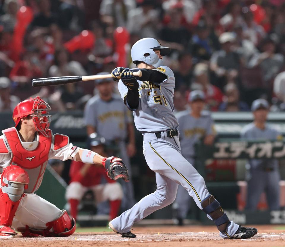 　７回、左前タイムリーを放つ中野（撮影・市尻達拡）