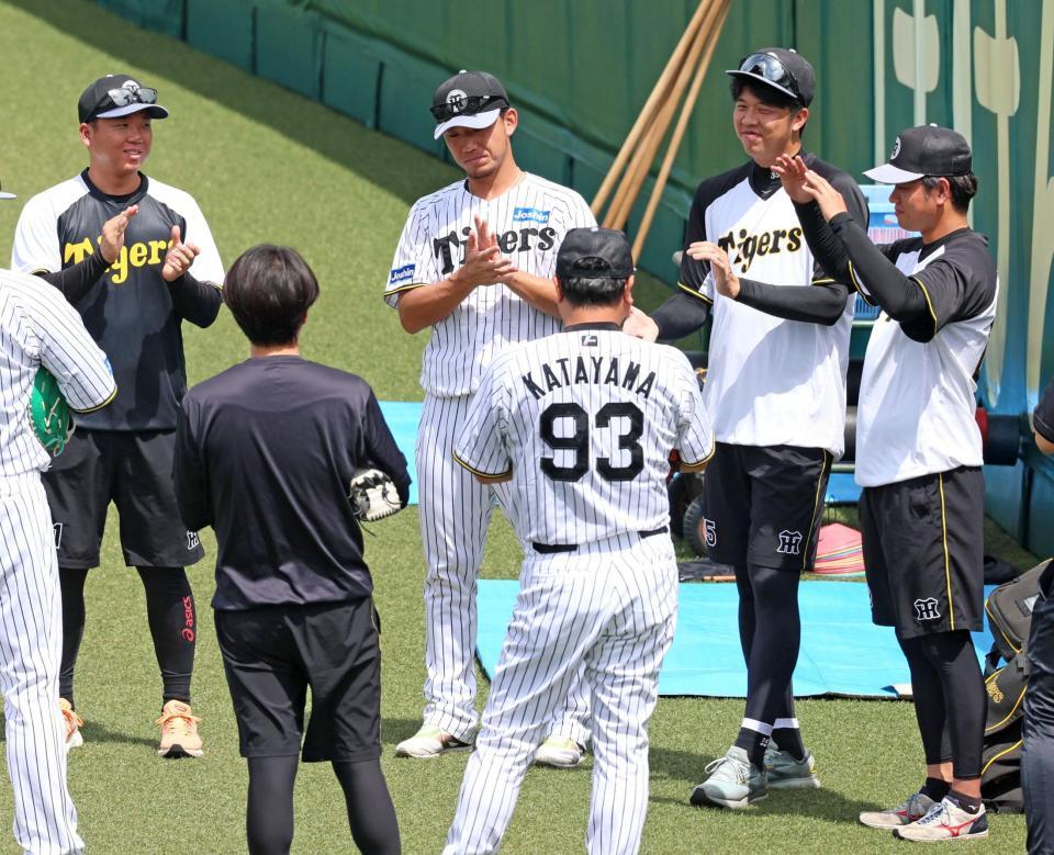 　１軍に合流し投手陣に迎えられる高橋（右端）＝撮影・立川洋一郎