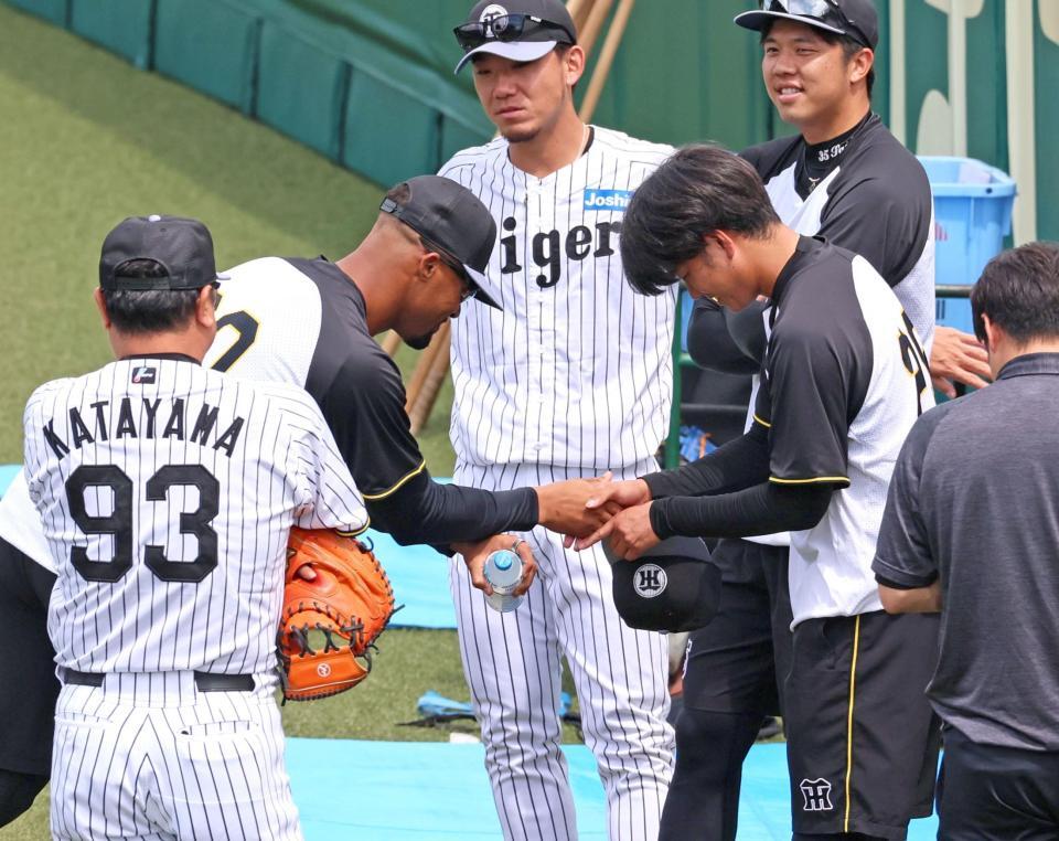 　１軍に合流しデュプランティエ（中央左）と握手を交わす高橋（撮影・立川洋一郎）