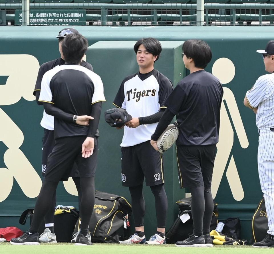 　１軍に合流した高橋（中央）＝撮影・西田忠信