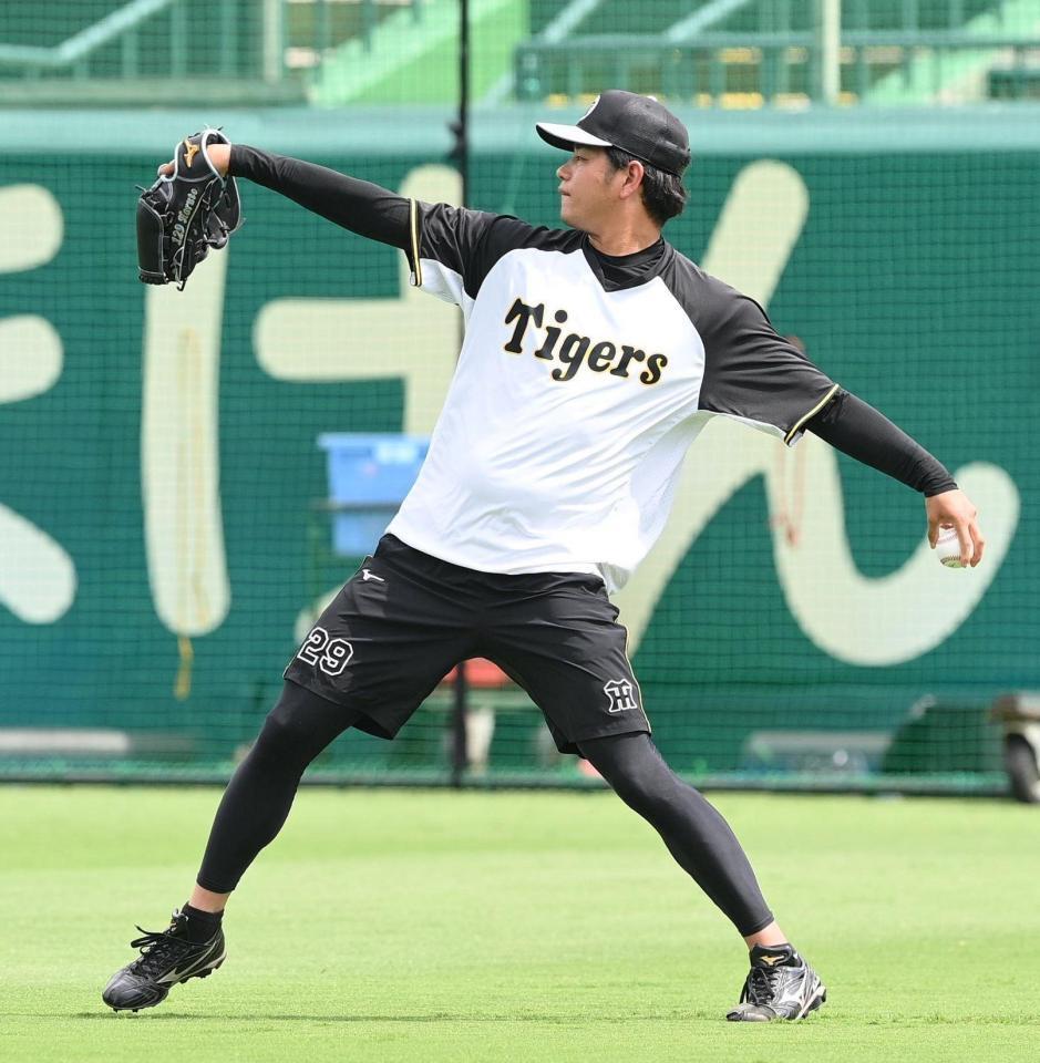 　１軍に合流し、キャッチボールする高橋（撮影・西田忠信）