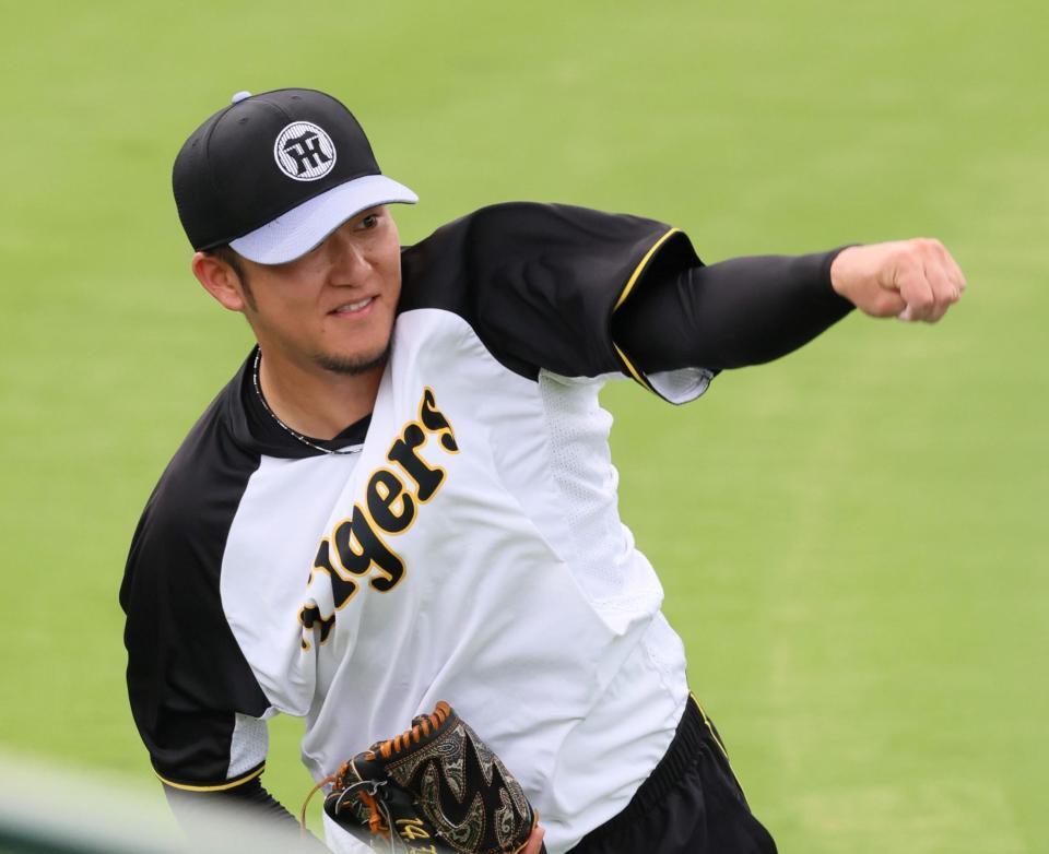 　キャッチボールをして汗を流す岩貞（撮影・立川洋一郎）