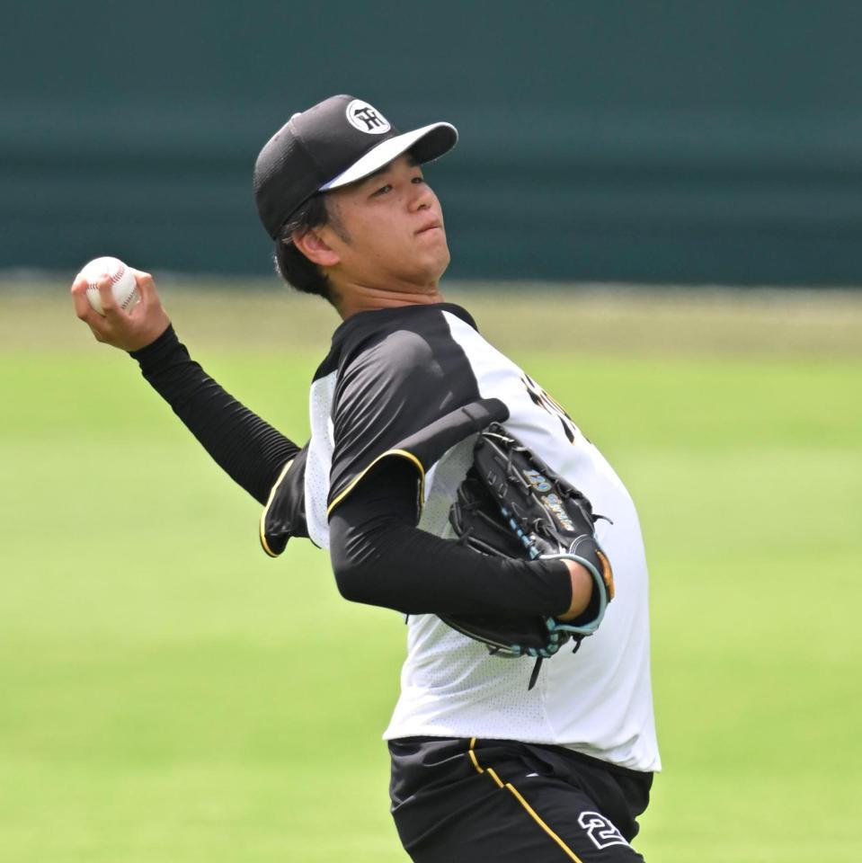 　キャッチボールする高橋（撮影・飯室逸平）