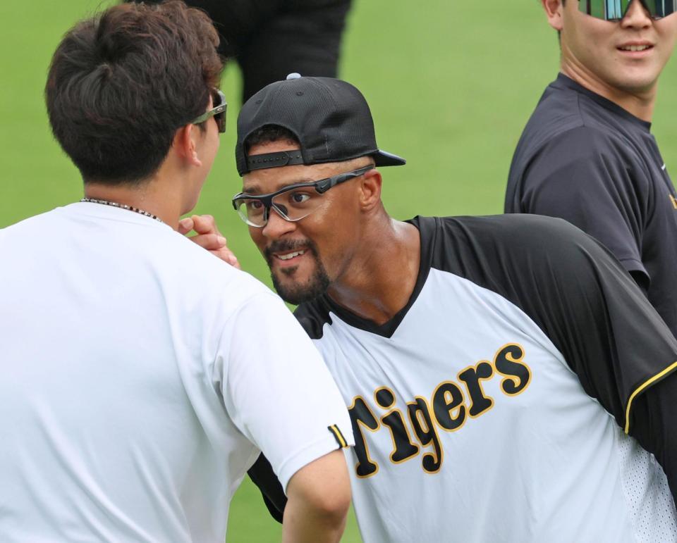 　門別（左）をからかうようなしぐさをを見せるデュプランティエ（撮影・立川洋一郎）