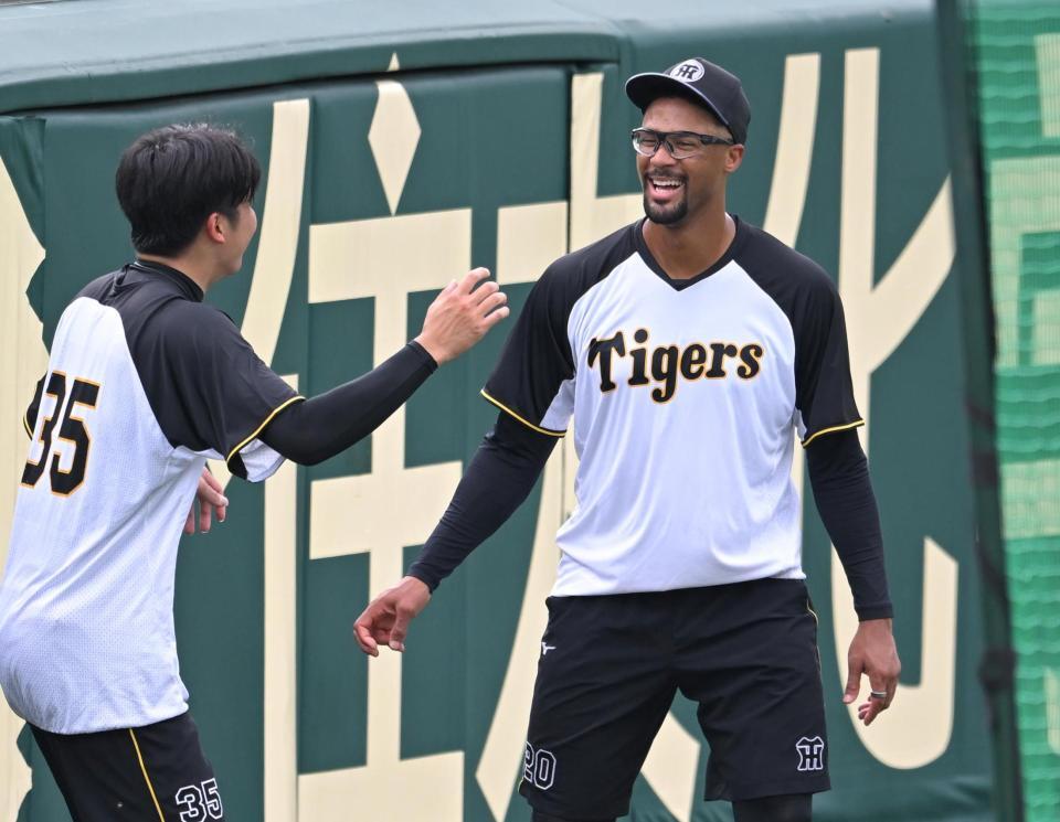 　才木（左）と談笑するデュプランティエ（撮影・飯室逸平）