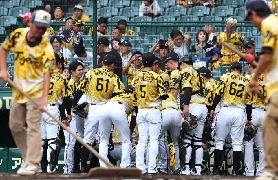 　試合前、円陣を組む阪神ナイン（撮影・北村雅宏）