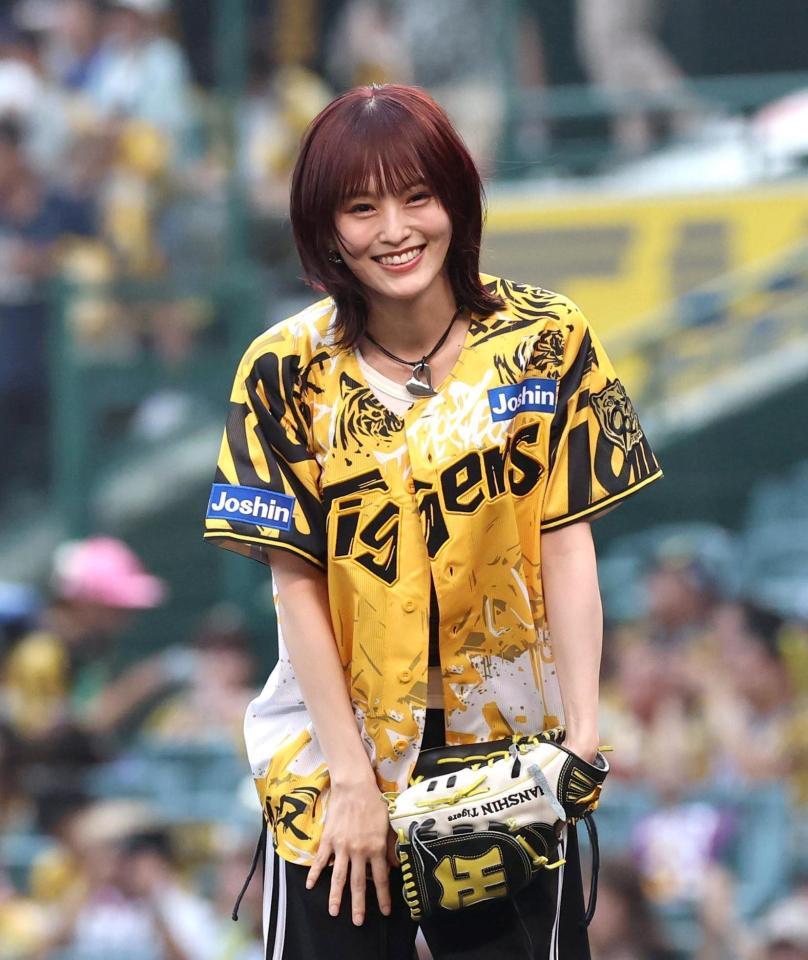 　ファーストピッチセレモニーを務め、一礼する山本彩（撮影・北村雅宏）