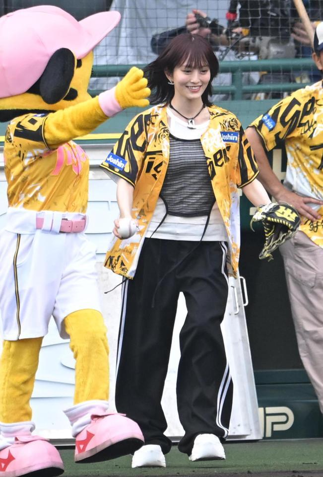 　ファーストピッチセレモニーでマウンドに向かう山本彩（撮影・飯室逸平）