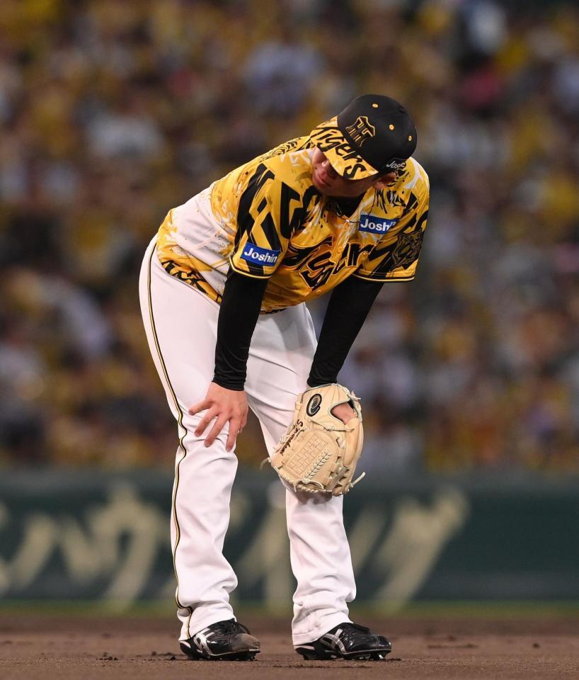 　２回、ランバートに先制打を許し、膝に手をつく村上（撮影・西田忠信）