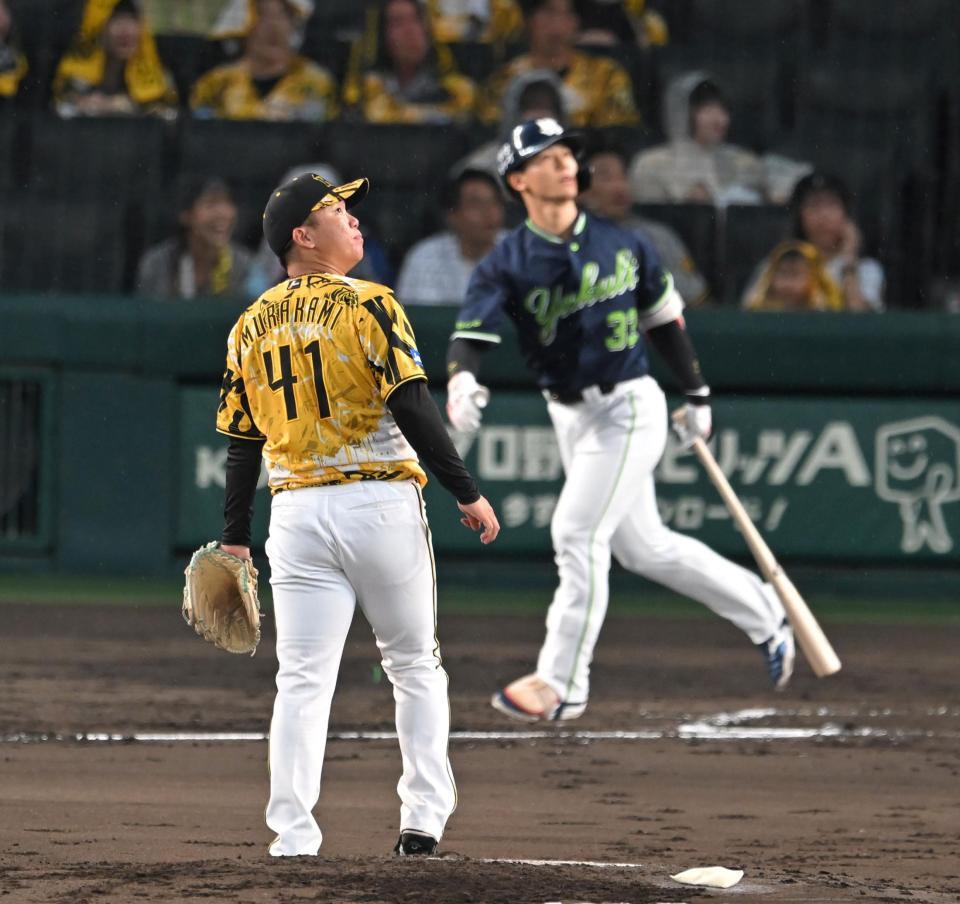 　２回、内山に満塁弾を打たれる村上（撮影・飯室逸平）