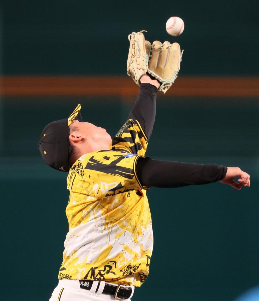 　２回、ランバートの打球に飛びつくもわずかに届かず先制の適時内野安打となる村上（撮影・立川洋一郎）