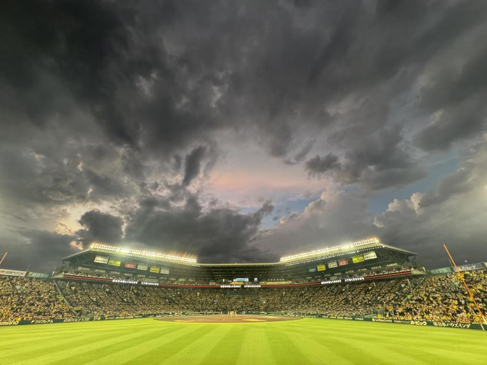 　雨雲が垂れ込める甲子園