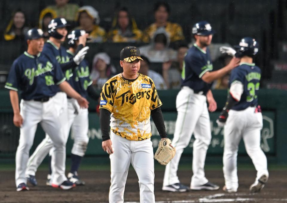 　２回、内山に満塁弾を打たれ、肩を落とす村上（撮影・飯室逸平）