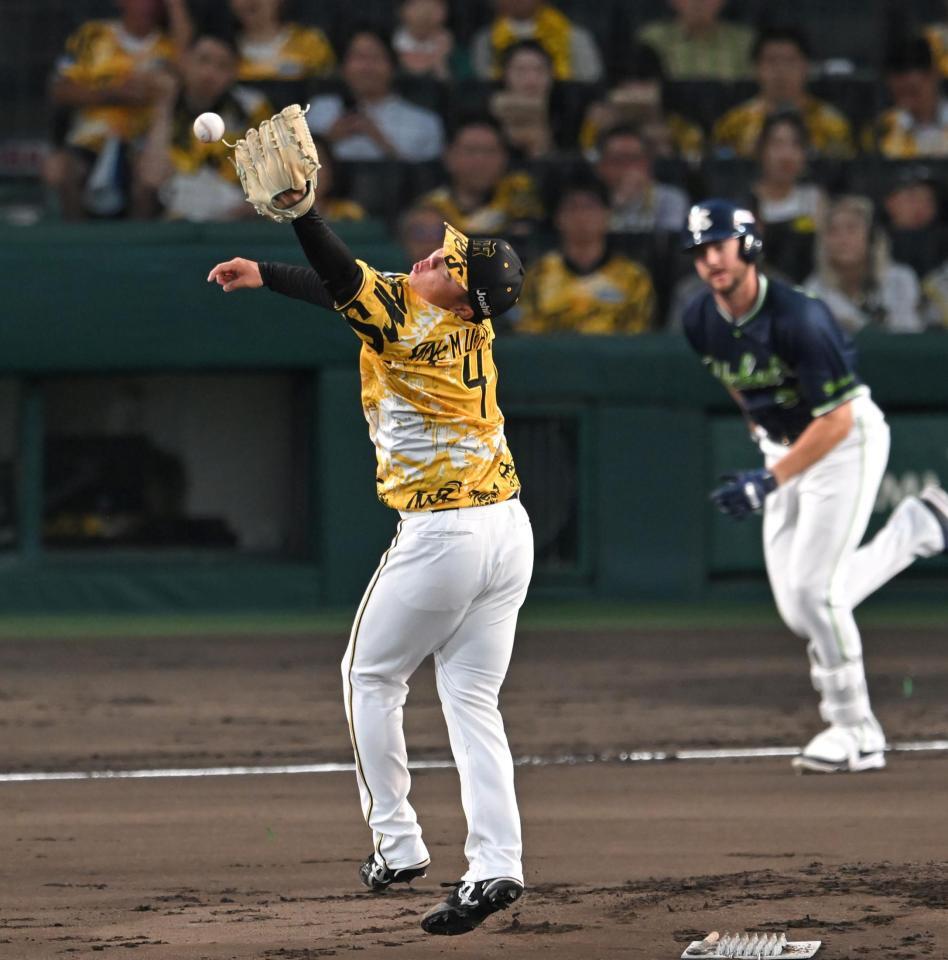 　２回、村上はランバートの打球に飛びつくも捕れず、先制を許す（撮影・飯室逸平）