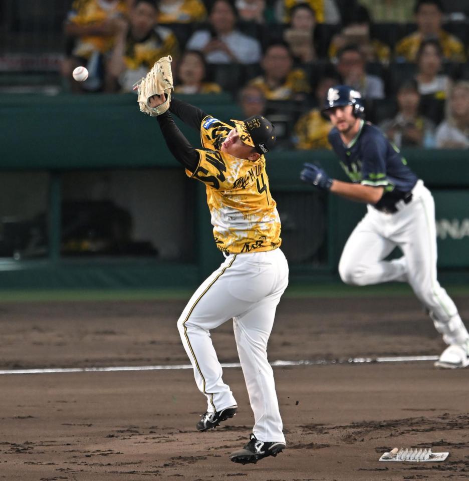 　２回、村上はランバートの打球に飛びつくも捕れず、先制を許す（撮影・飯室逸平）