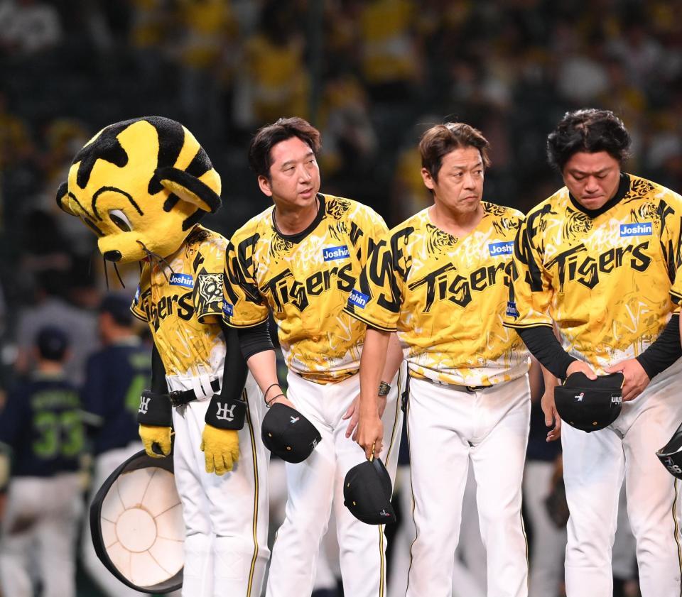 　ヤクルトに敗れ、スタンドに一礼する藤川監督（左）＝撮影・西田忠信