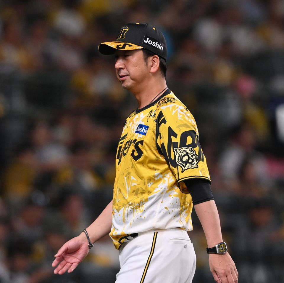 　６回を終え、選手交代を告げた藤川監督（撮影・西田忠信）