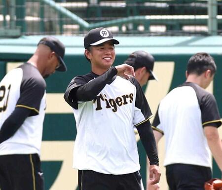 　練習中に笑顔を見せる高橋（撮影・北村雅宏）