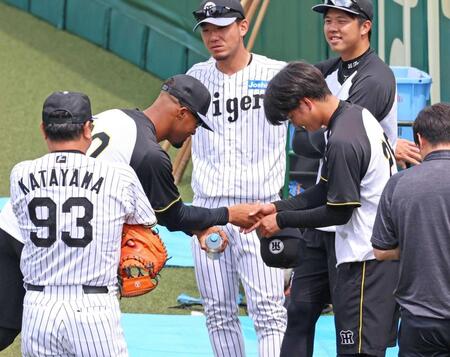 　１軍に合流しデュプランティエ（左）と握手を交わす高橋（撮影・立川洋一郎）