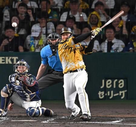 　４回、中前に適時打を放つ大山（撮影・飯室逸平）