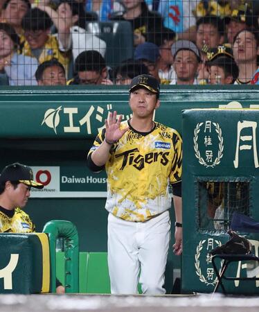 　２回を終え、選手交代を告げに行く藤川監督（撮影・北村雅宏）