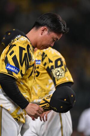 　敗戦後、グラウンドに一礼する村上（撮影・西田忠信）