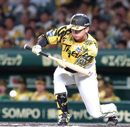 　３回、犠打を決める門別（撮影・北村雅宏）