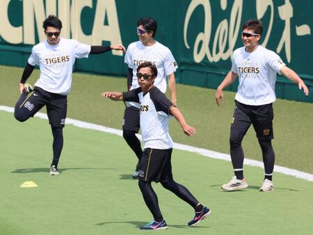 　１軍に合流し汗を流す島本（手前）＝撮影・立川洋一郎