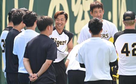 　１軍に合流し、ナインにあいさつする島本（撮影・飯室逸平）