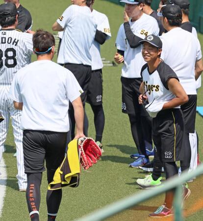 　１軍に合流し、岩崎（左）にあいさつする島本（撮影・立川洋一郎）