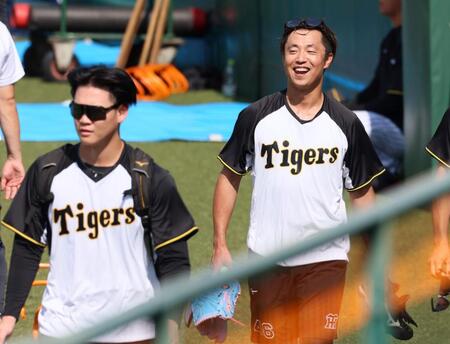 　練習を終え笑顔を見せる島本（右）＝撮影・立川洋一郎