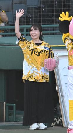 　スタンドのファンに笑顔で手を振る水樹奈々（撮影・飯室逸平）